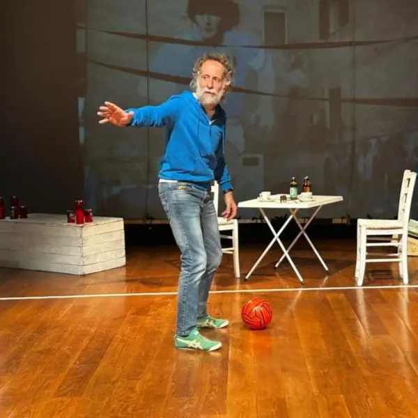 "O' pallone" di e con Giovanni Esposito