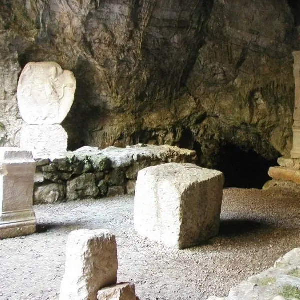 Passeggiata naturalistica e concerto alla Grotta del Mitreo