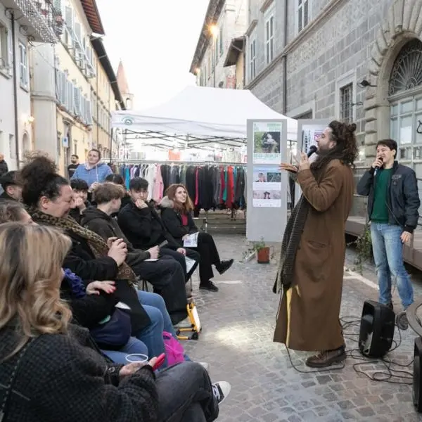 Performance di poetry slam alla CasermArcheologica