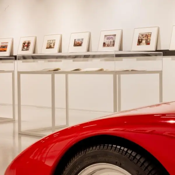 Rosso Ferrari. Il progetto fotografico di Luigi Ghirri dedicato allo storico marchio di automobili